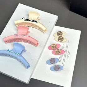 Miu Miu's new sweet back-of-the-head hair clip with side-swept bangs-6268  